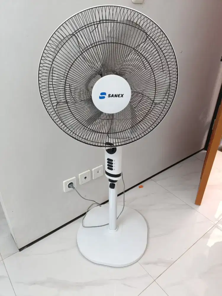 Jual barang bekas terlihat msih baru