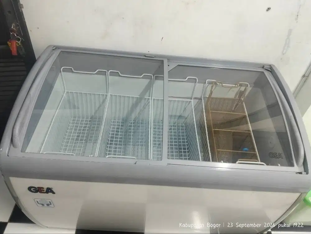 Freezer Box GEA tipe SD-360BY atau SD-360BYR