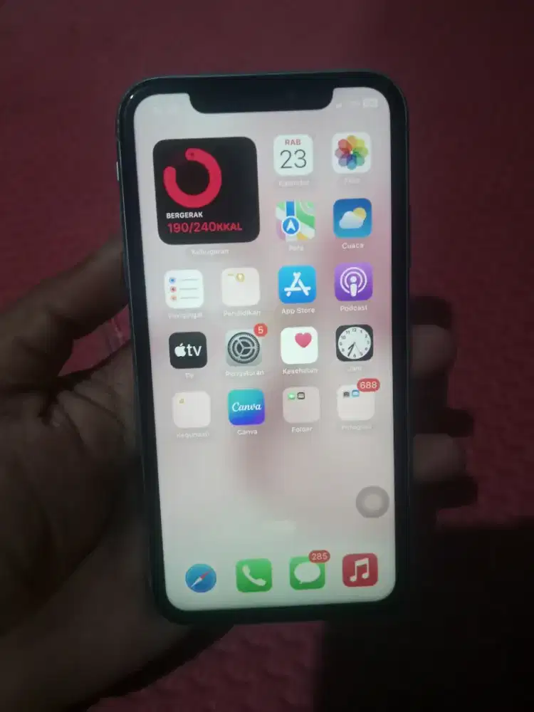 Iphone Xr 64 gb siap pakai jaringan aman normal hp charger
