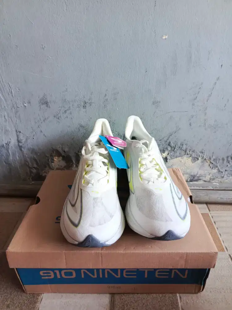Sepatu Lari Running 910 Haze Eternal Abu Putih
