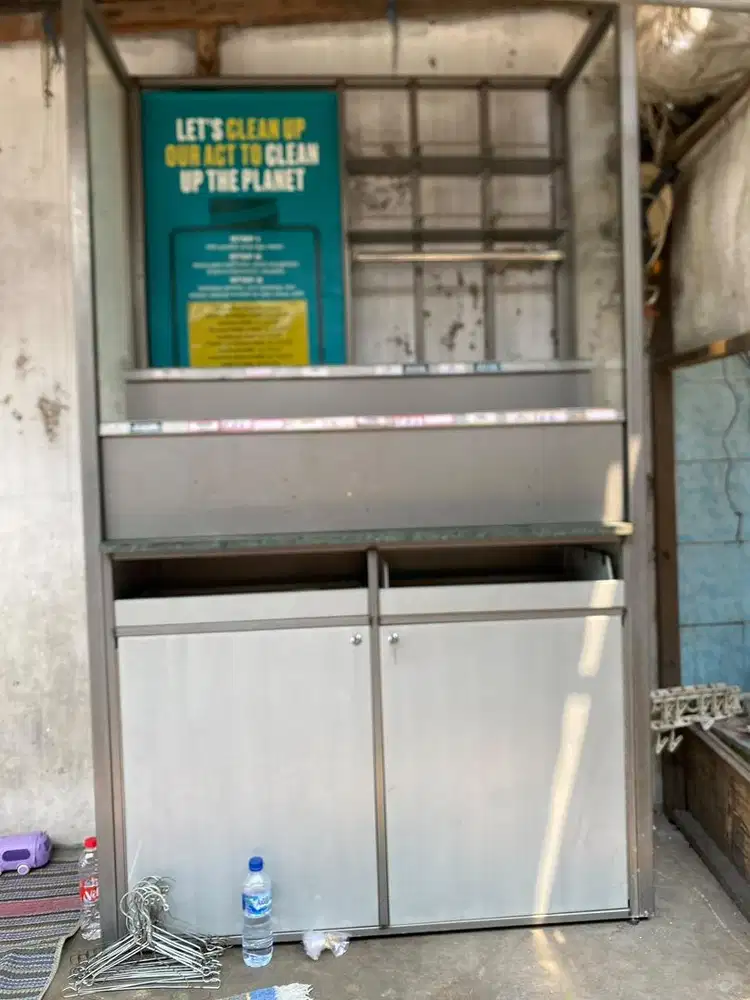Rak meja bekas kosmetik