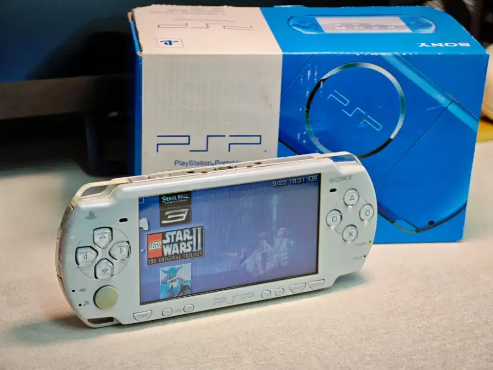 PSP Blue 8GB Fullgame 

Kelengkapan PSP, Box dan Charger

8GB Fullgame