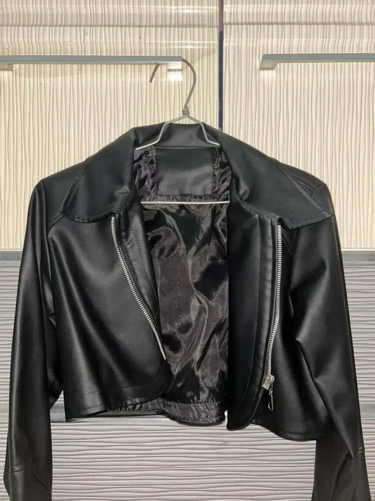 [PRELOVED] LEATHER JACKET/JAKET KULIT CROP HITAM SIZE S