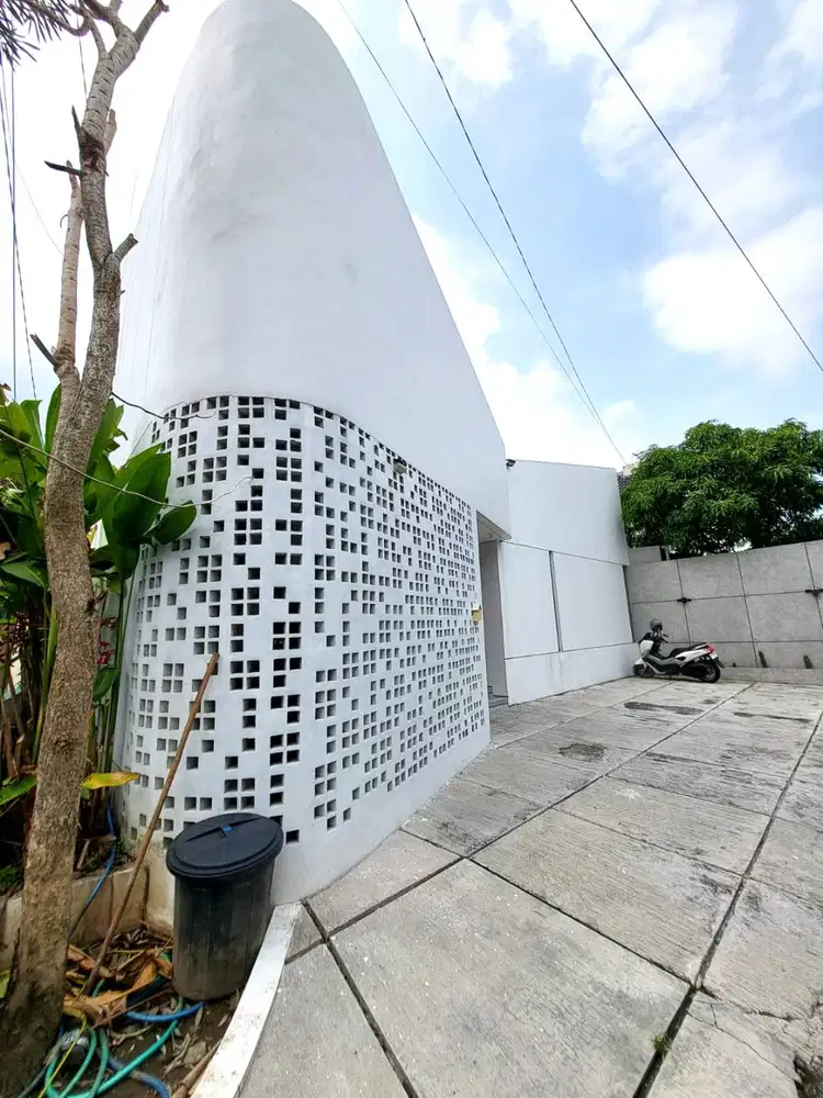 Rumah Kontemporer Ala Villa dekat Filosofi Kopi Palagan