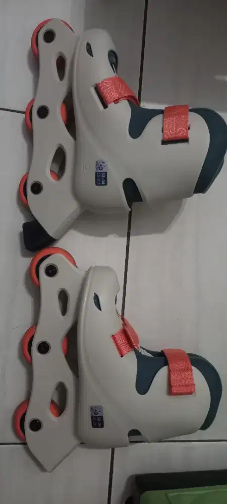 Di jual sepatu roda merk Oxelo