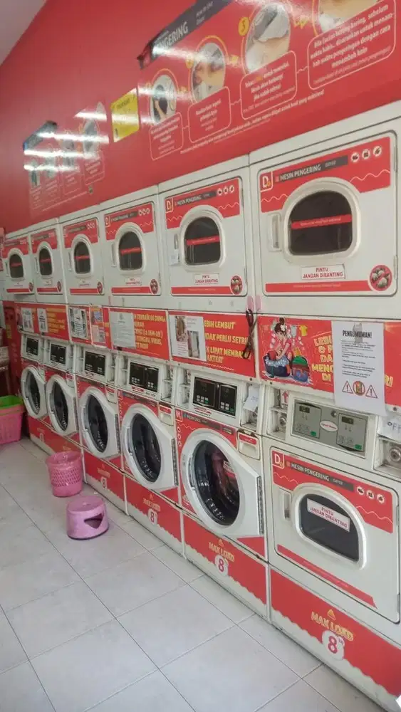 Laundry Mesin Cuci Coin Komersial Speed Queen. 6 Stack