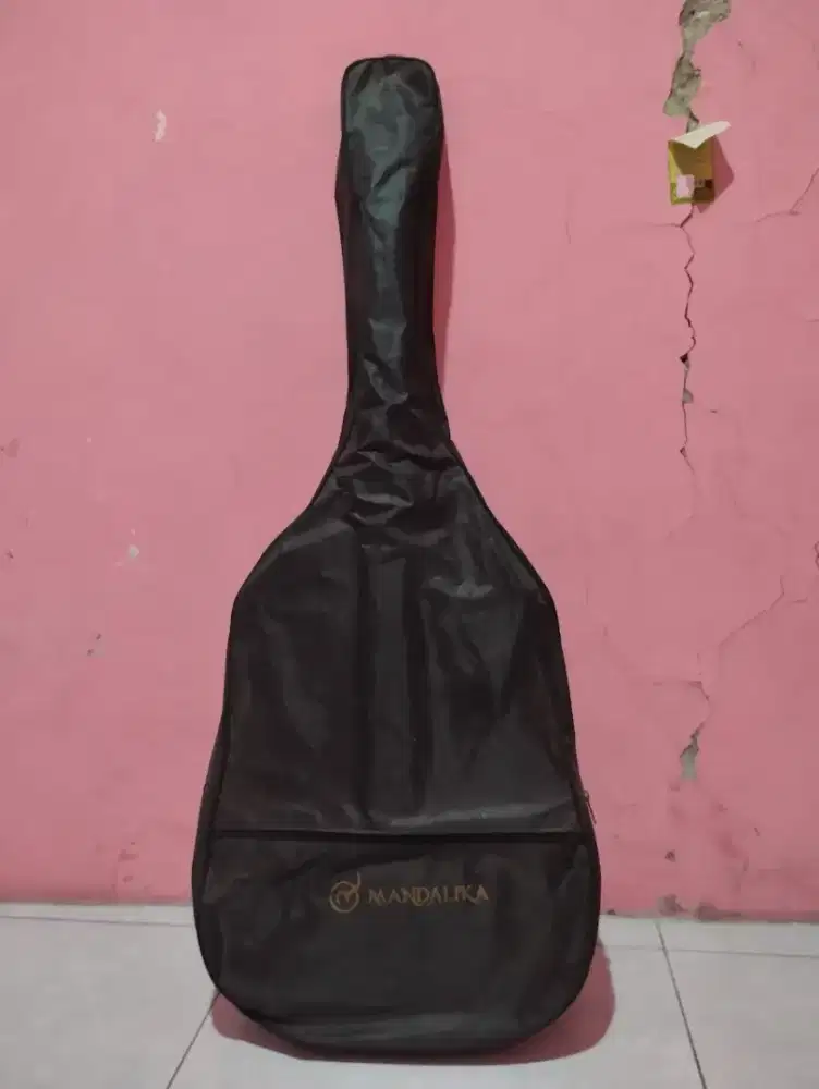 Gitar akuistik mandalika