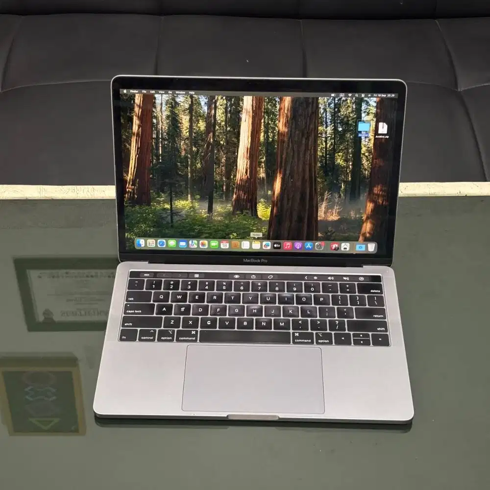 MacBook Pro 2019 13inch retina Touch Bar Core i5 8GB RAM //SSD 256GB