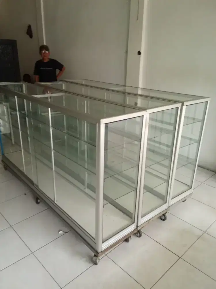 Dijual etalase kaca masih bagus