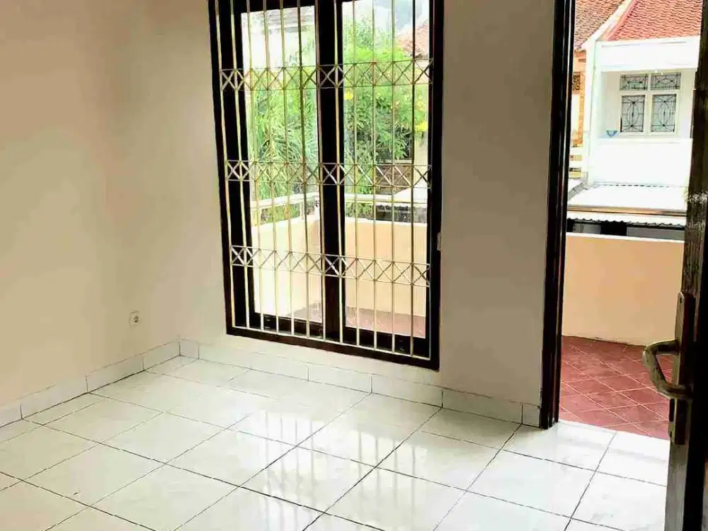 Rumah Cantik 2 Lantai nyaman aman dan strategis di Permata Buana