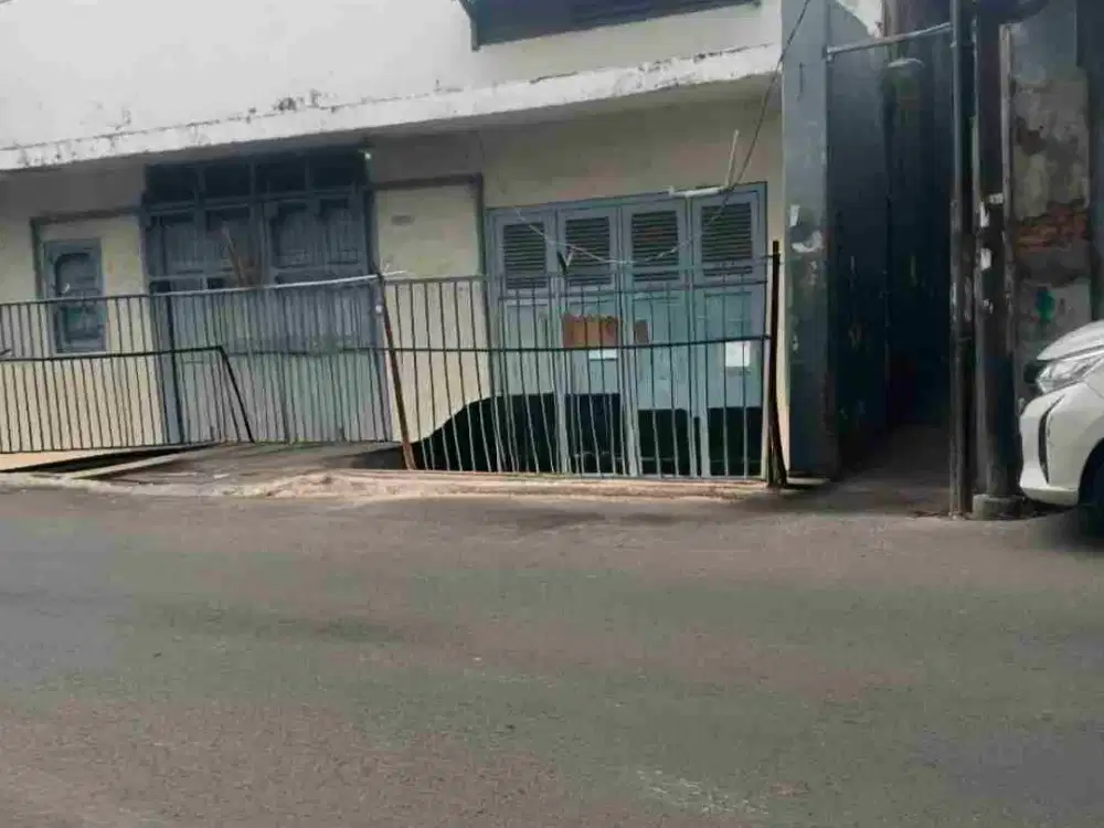 Dijual gudang di Tiang Bendera Roa Malaka hitung tanah saja jual di bawah NJOP .