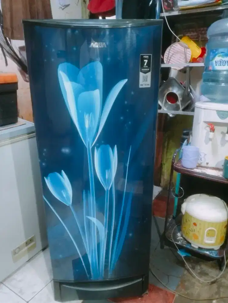 Kulkas satu pintu merek Aqua dingin normal freezer beku