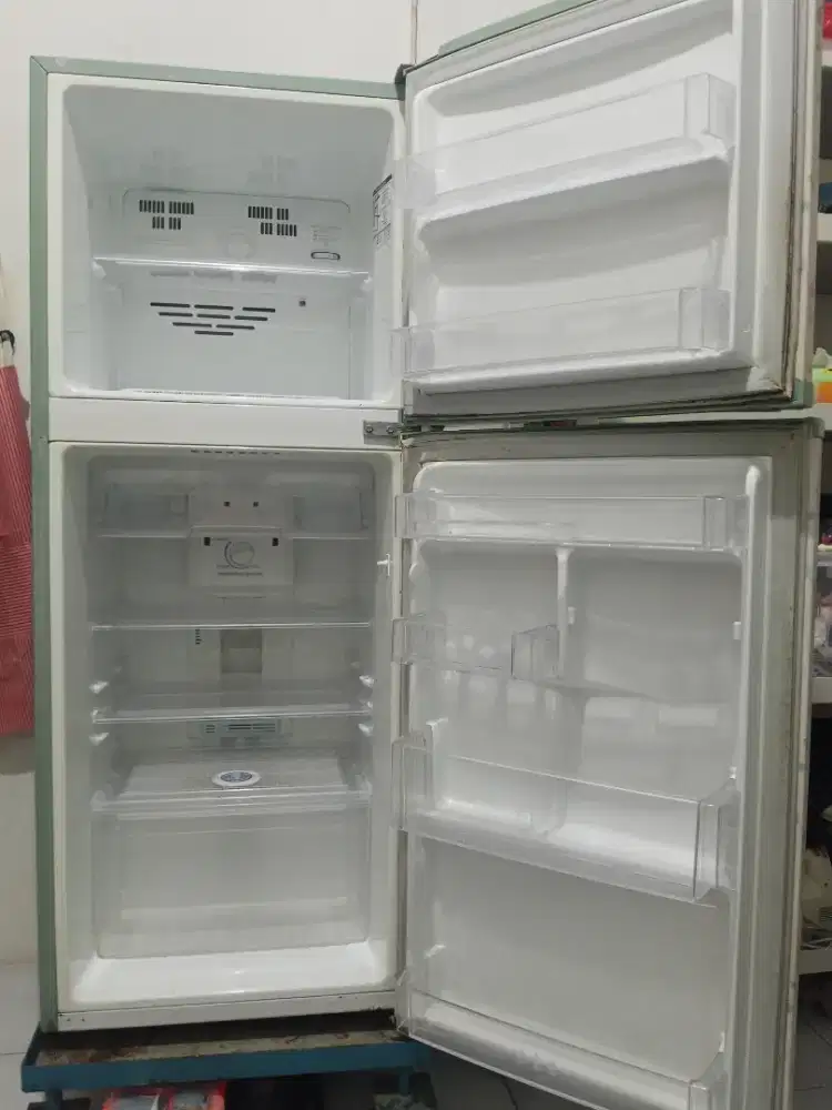 Dijual kulkas 2 pintu merk LG