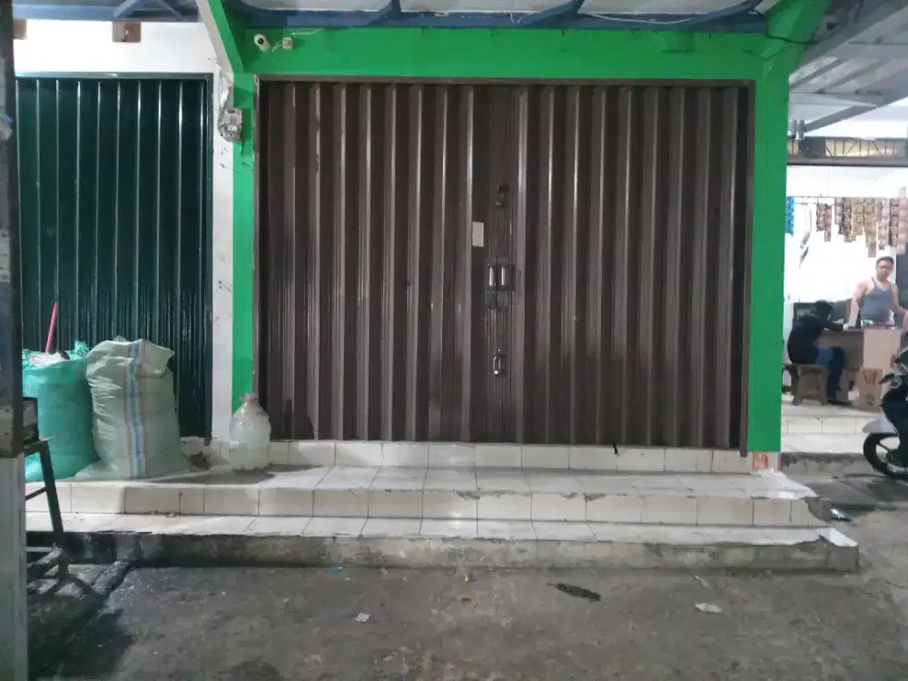 diSewakan Kios lebar muka 3,4 meter², panjang 7,1 meter², pinggir jlan