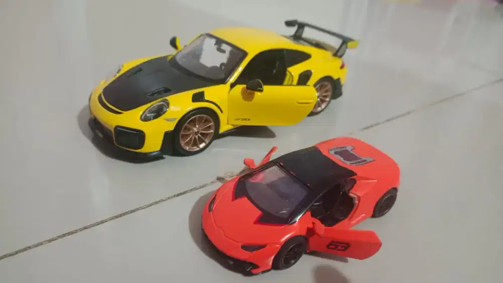 Mini GT Porsche 911 GT2 RS Yellow