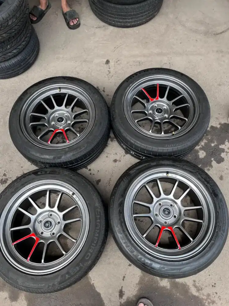Venom 5 ring 18x9 pcd 5x114,3 ET 20 ban 235/50R18 Innova reborn zenix