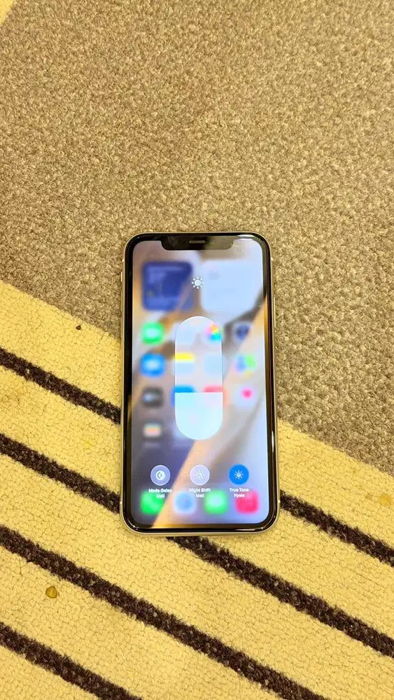Iphone 11 White 64GB Resmi Ibox Hp charger
