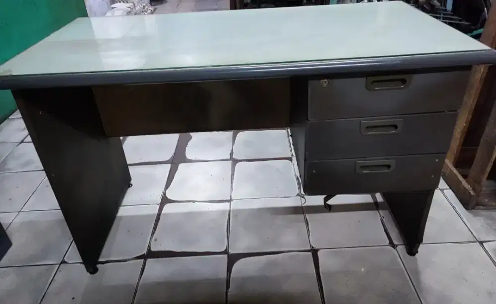 Meja kantor softboard tiga laci