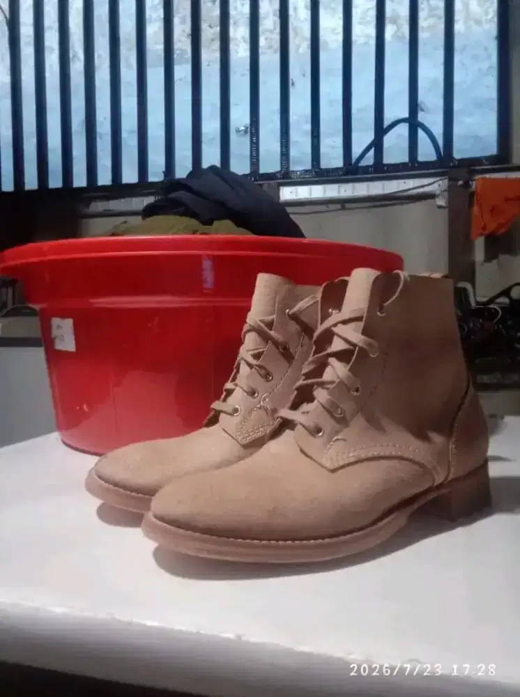 Di jual sepatu bot wanita