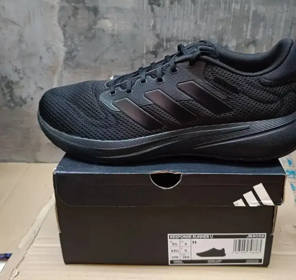 Sepatu hitam Adidas sizs 42 2/3 murah