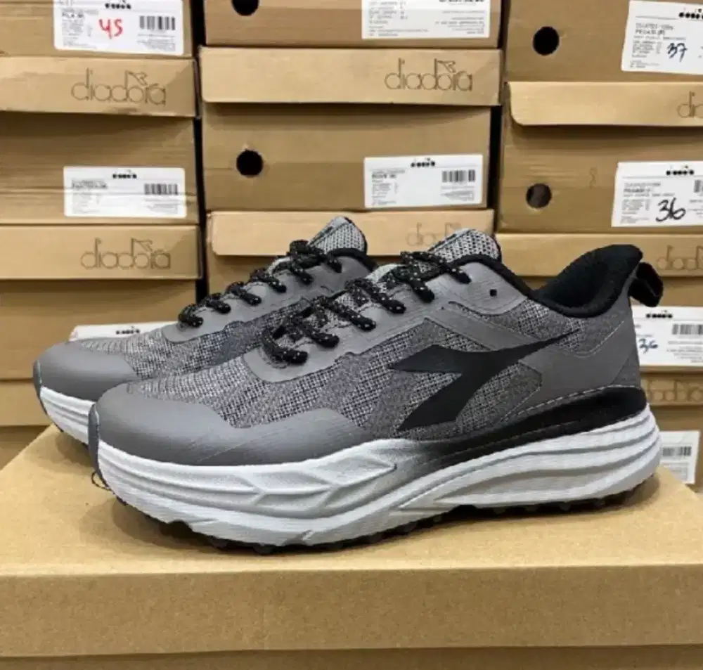 Sepatu hitam diadora run size 45 murah