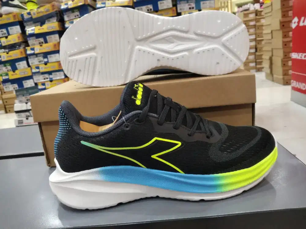 Sepatu hitam run diadora size 43 murah