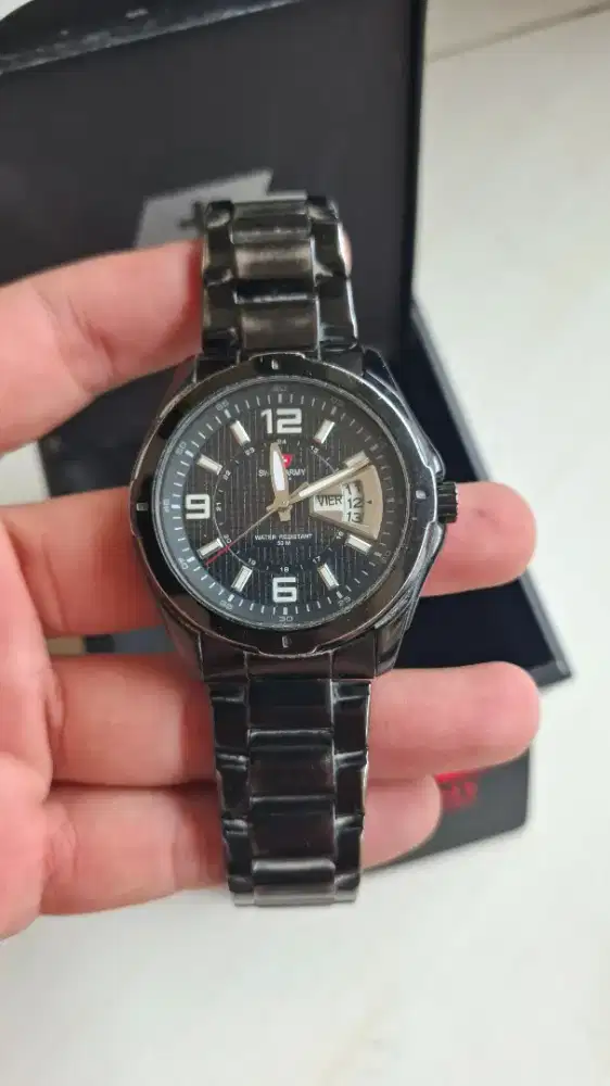 Swiss army warna hitam