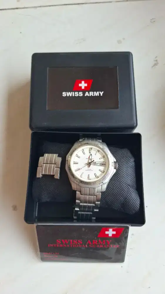 Swiss army warna silver