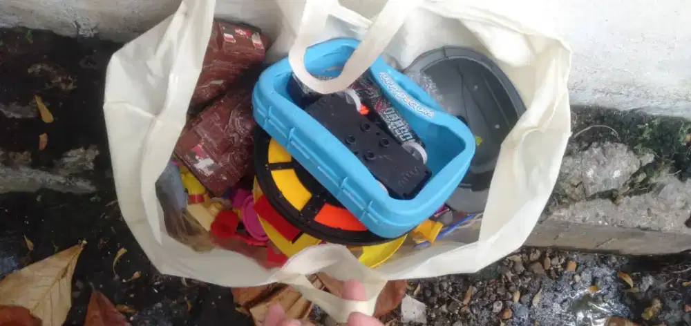 Ini akan kah laku terjual semua barang mainan di foto itu murah ,merih