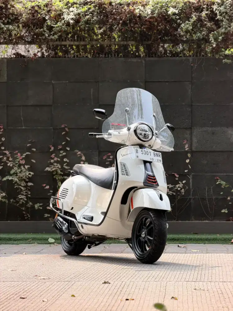 VESPA GTS SUPER SPORT KEYLESS 4V 150 IGET ABS LED THN 2024 LIKE NEW!
