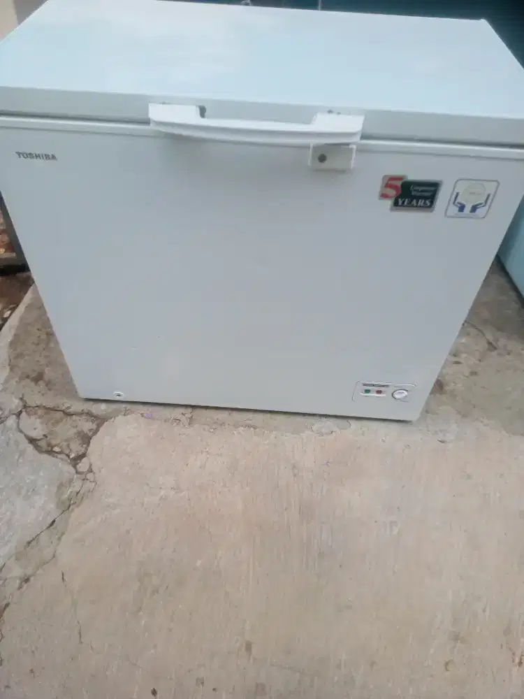 Di jual frezzer box merk TOSHIBA kapasitas 300 Liter NORMAL SIAP PAKAI