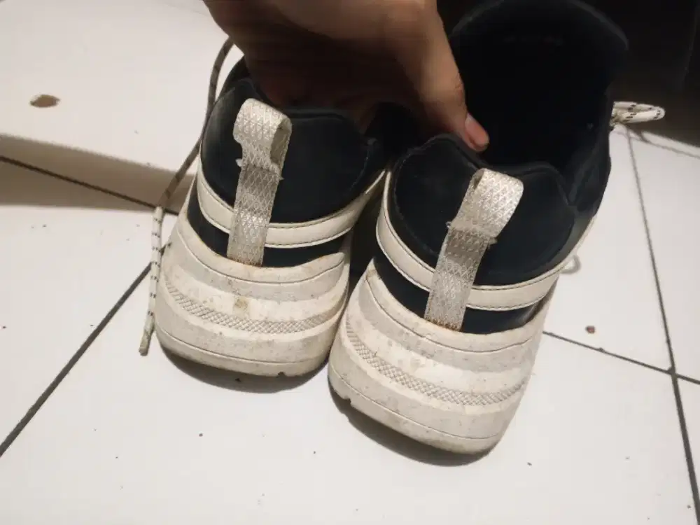 Jual sepatu murah bekas bagus