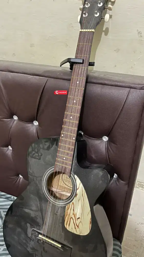 Gitar akustik masih mulus