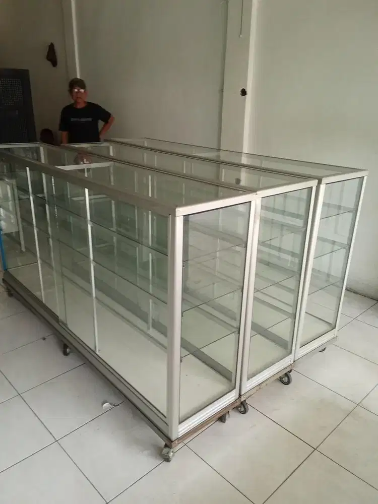 Dijual etalase kaca ada roda masih bagus 5 pc
