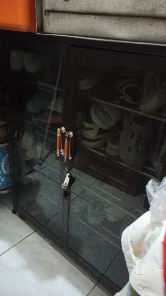 Lemari sepatu aluminium kaca tebal