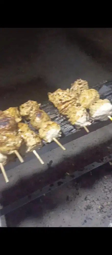 Karyawan bakso bakar