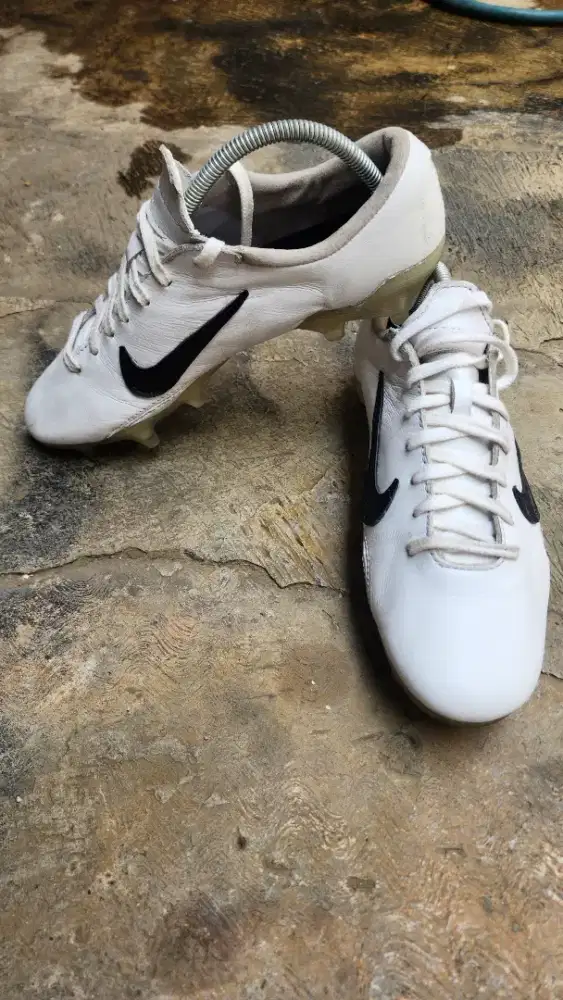 Sepatu bola kostum bahan kulit sapi size 41 (26 cm)
