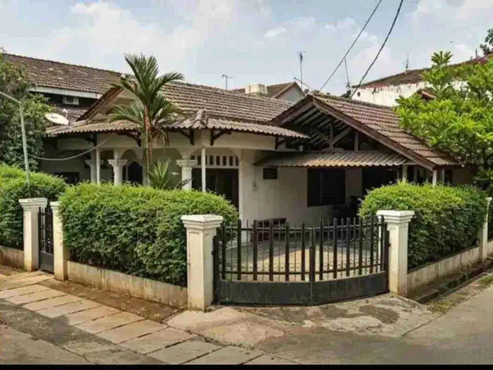RUMAH BESAR DI KOMPLEK JATIBENING
