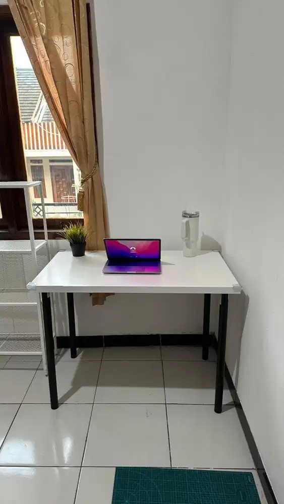 Meja kerja IKEA
