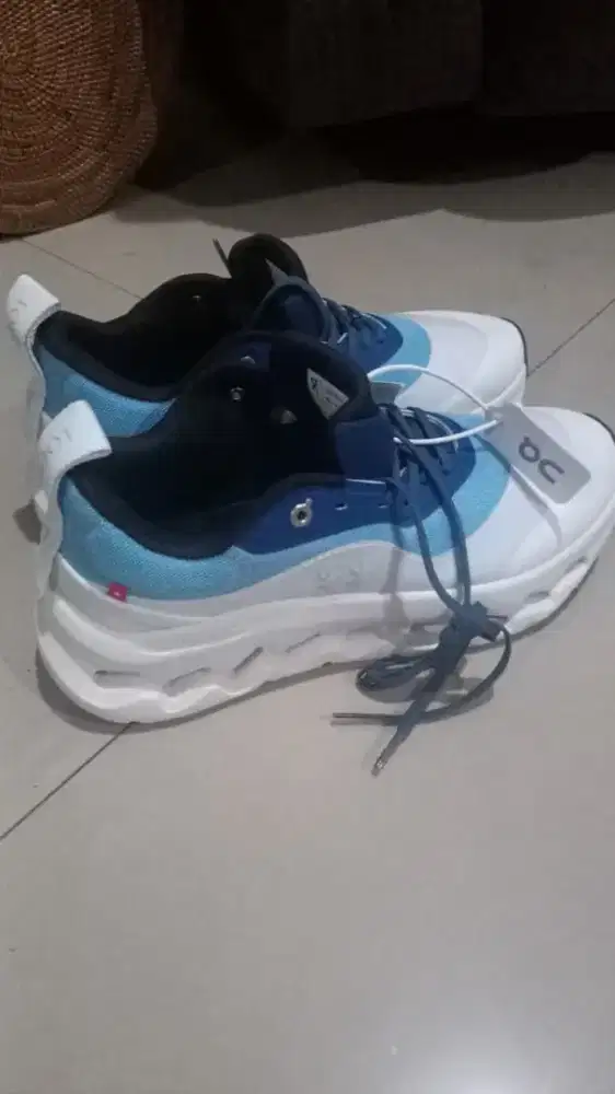 Sepatu sport oc