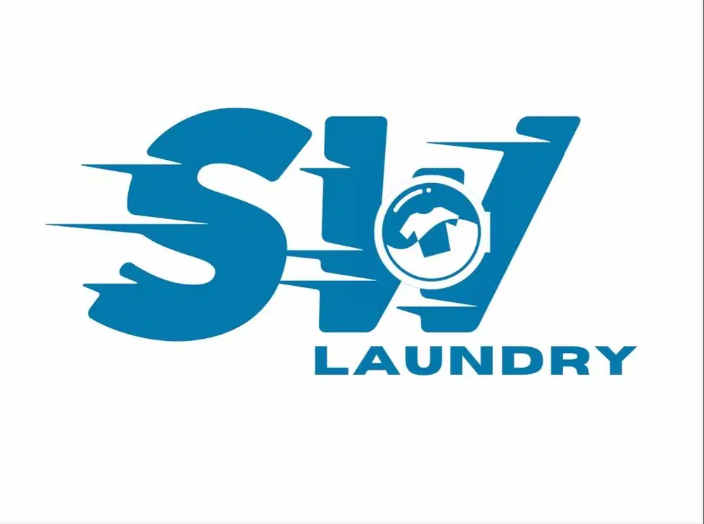 Pegawai laundry setrika uap