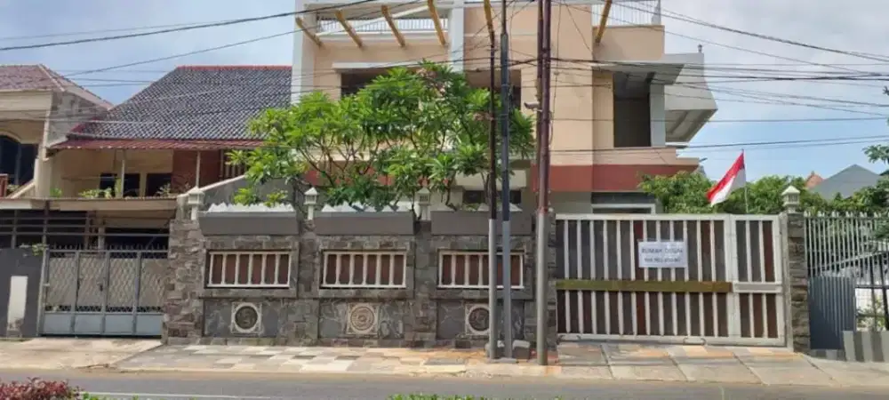 Di jual rumah mewah tingkat 3