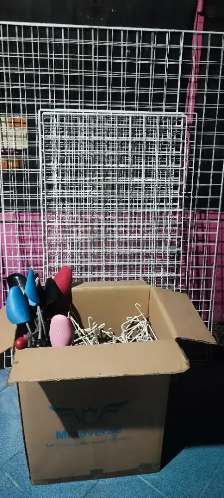 Rak dinding untuk usaha sepatu