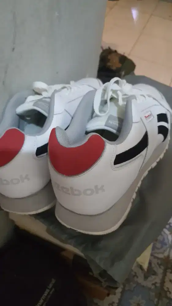 Jual  1 pasang Sepatu Reebok White kond 99.9%