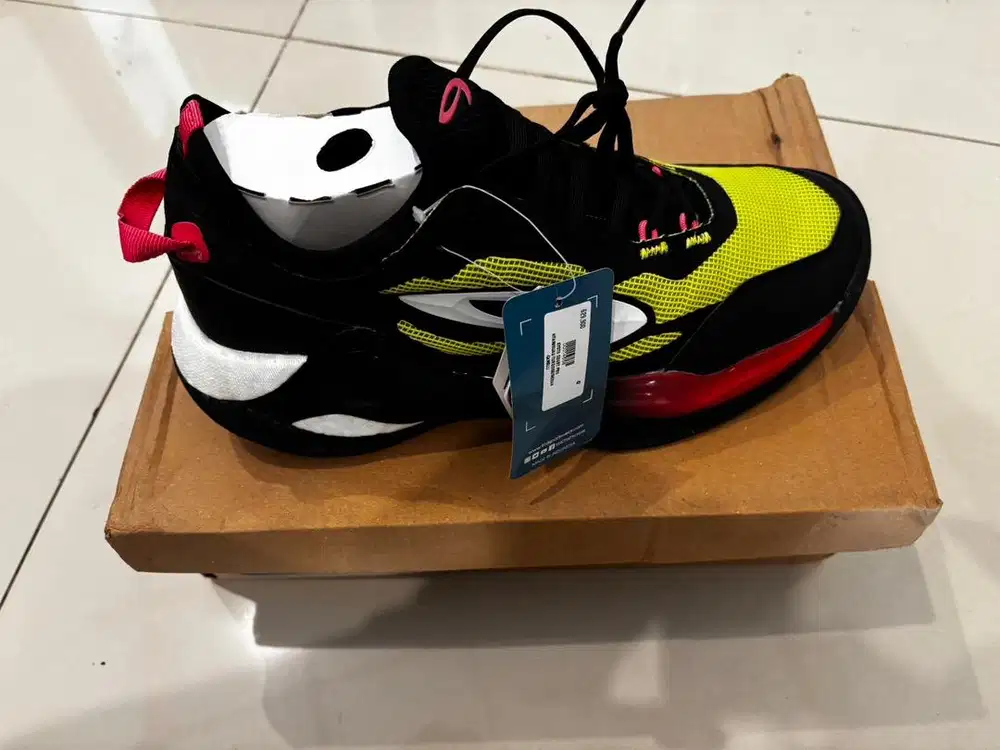 Sepatu nineteen Ori