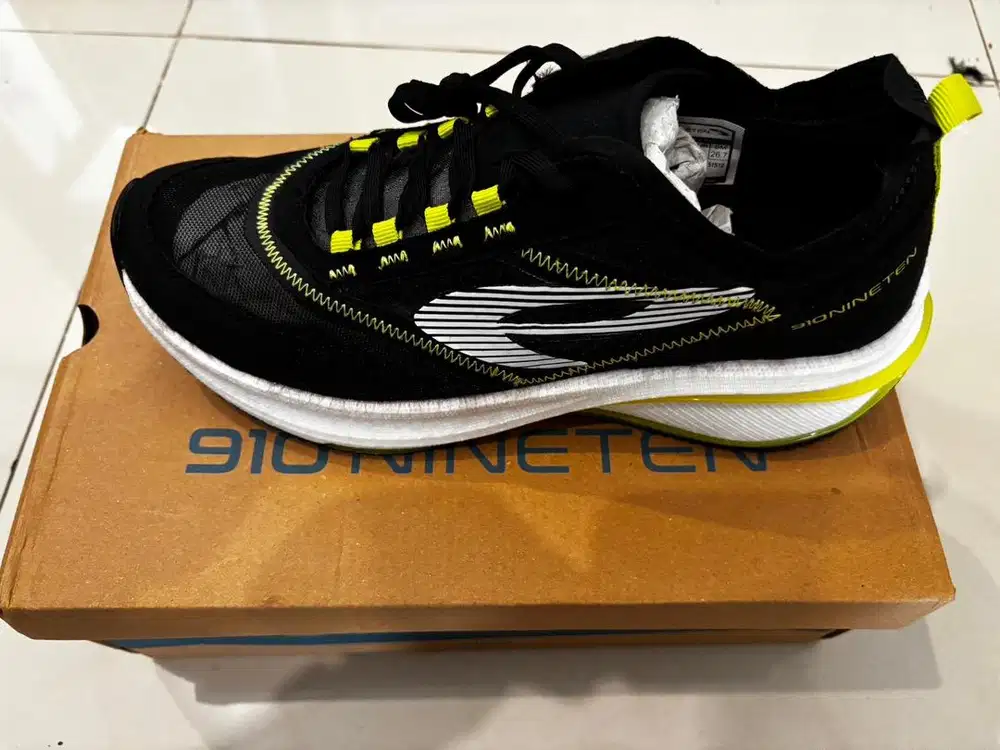 Sepatu nineteen running
