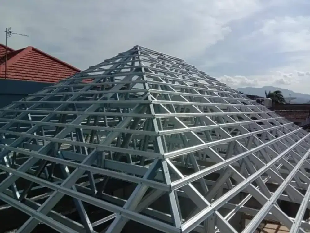 Pemasangan rangka atap baja ringan