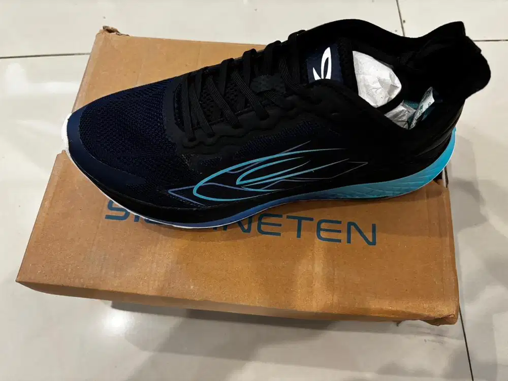 Sepatu running nineteen