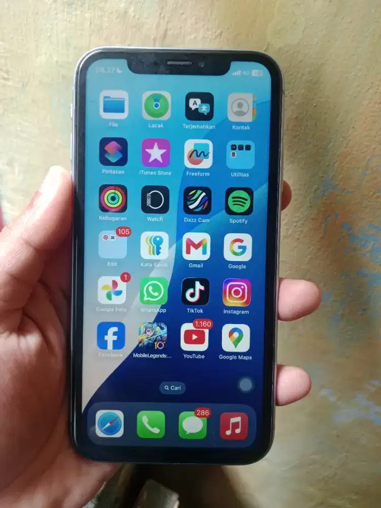 Iphone Xr 64gb sinyal aman normal siap pakai hp charger softcase