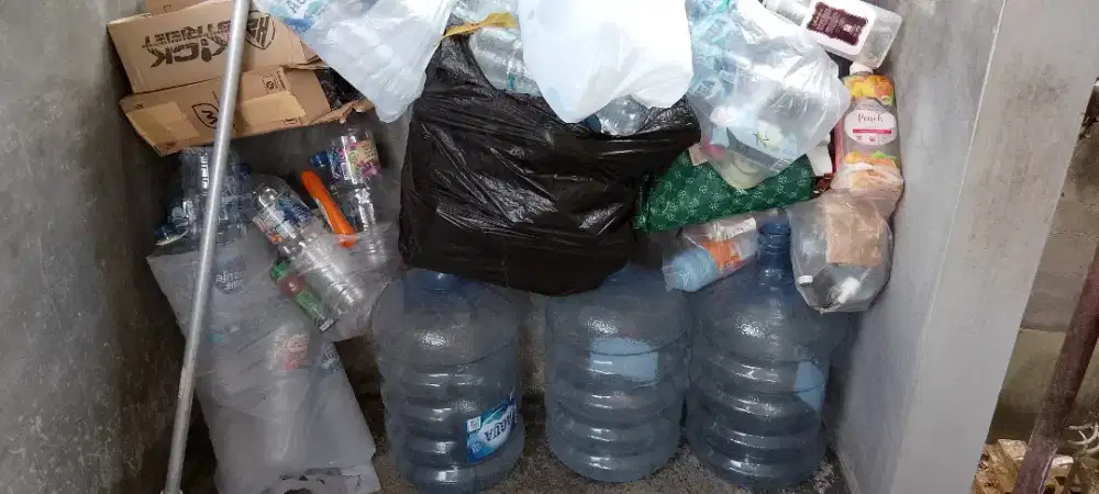 Galon bekas dan botol bekas